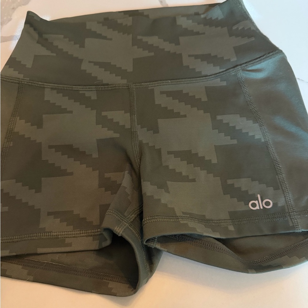 Alo yoga elevate shorts